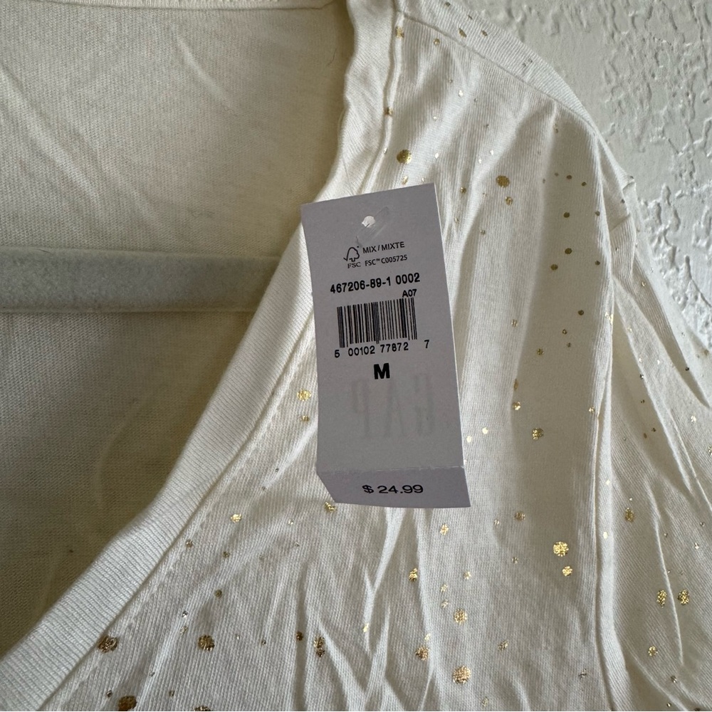 NWT GAP Women's Favorite Tee Cream V-Neck Top with gold details - Picture 4 of 4